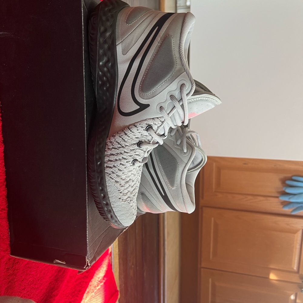 Nike KD Trey 5 VIII in Gray and Black